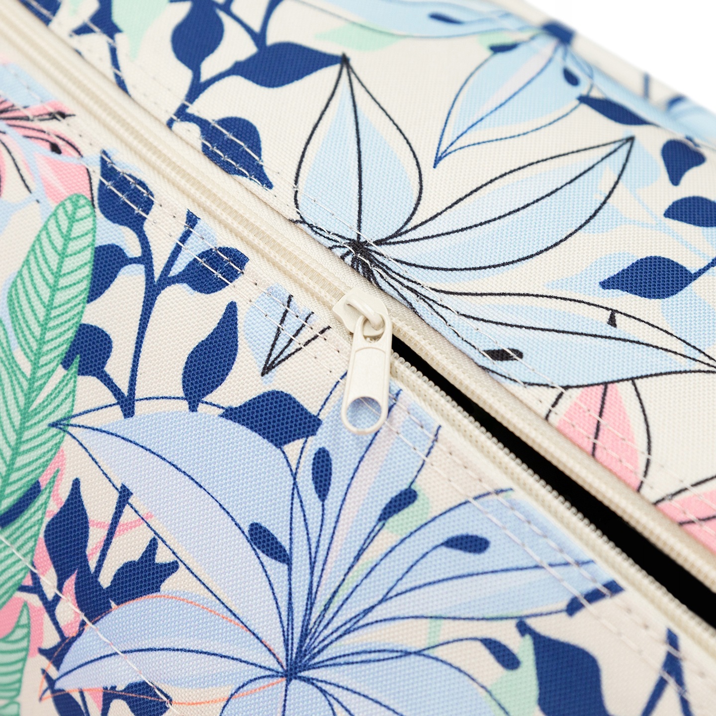 detail-zipsu-na-termickej-taske-s-modro-ruzovym-vzorom